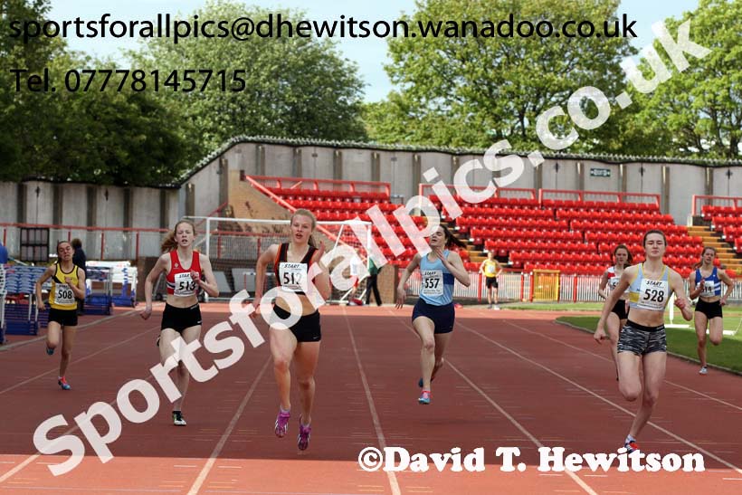 Womens under-17s 200 metres, North Eastern Champs, Gateshead Stadium. Photo: David T. Hewitson/Sports for All Pics